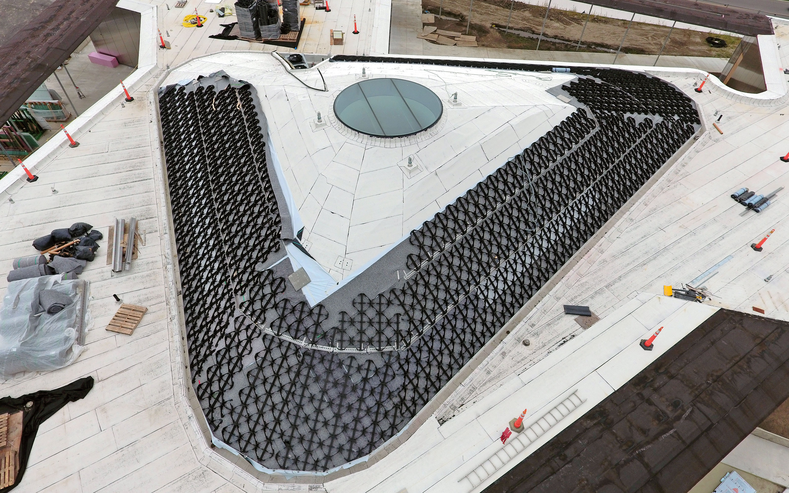 Shear-Fix LF 300 and corresponding TRP Profiles were used as shear barriers.  Georaster® elements